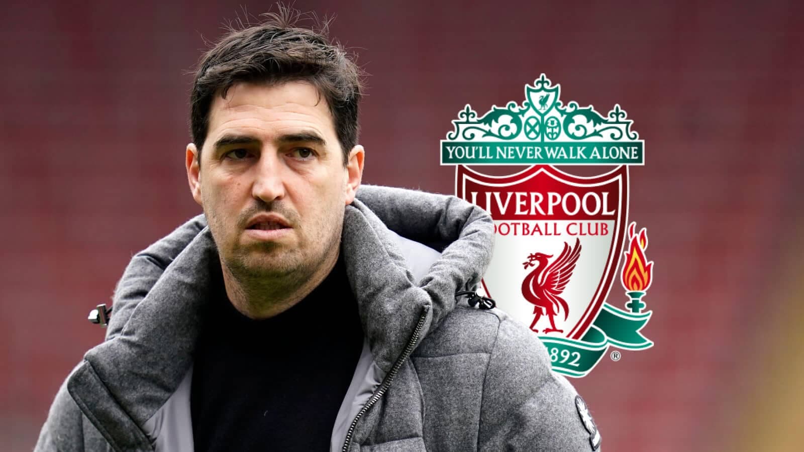 Entrenador con abrigo frente al escudo de Liverpool Entrenador con abrigo frente al escudo de Liverpool