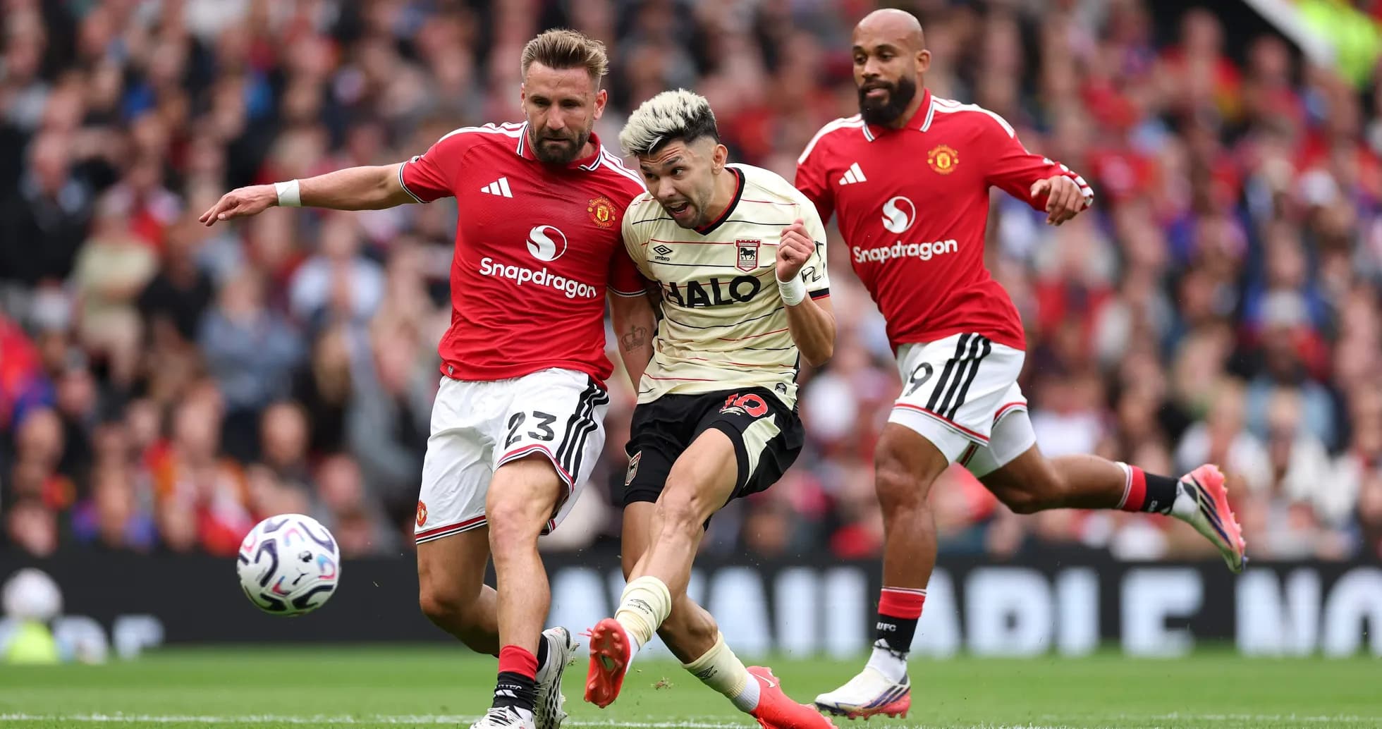 Jugador de Ipswich intentando superar a defensores Jugador de Ipswich intentando superar a defensores