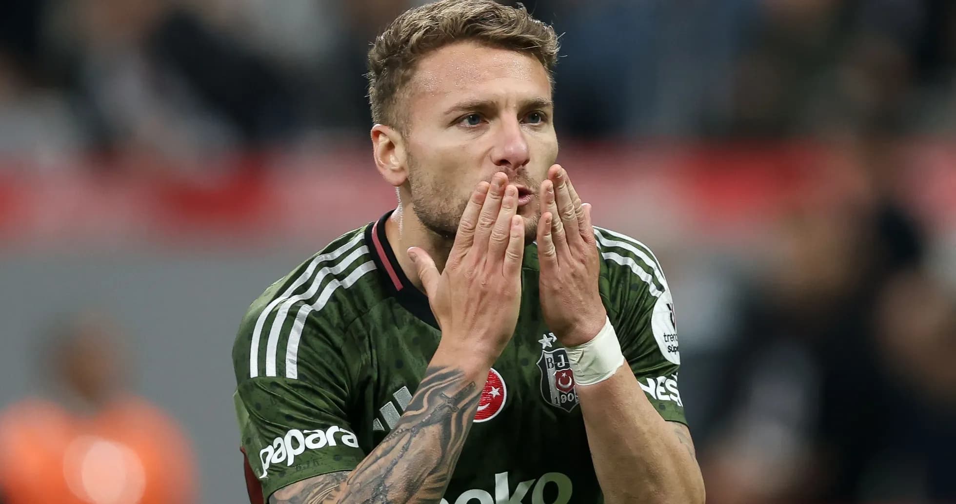 Jugador de Beşiktaş celebrando en el campo Jugador de Beşiktaş celebrando en el campo