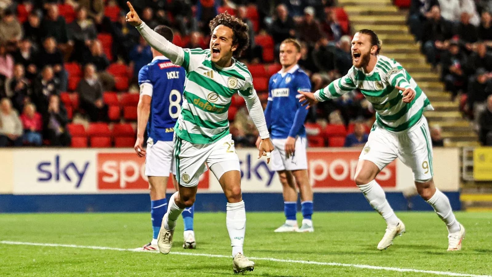 Jugador de Celtic celebra un gol con compañeros Jugador de Celtic celebra un gol con compañeros