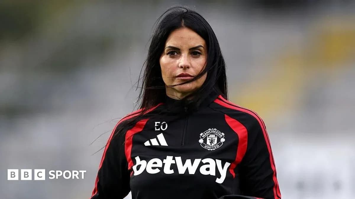 Entrenadora de Manchester United en campo de entrenamiento Entrenadora de Manchester United en campo de entrenamiento