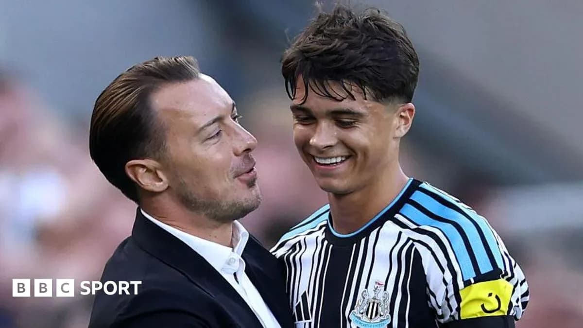 Entrenador y jugador de Newcastle celebrando juntos Entrenador y jugador de Newcastle celebrando juntos