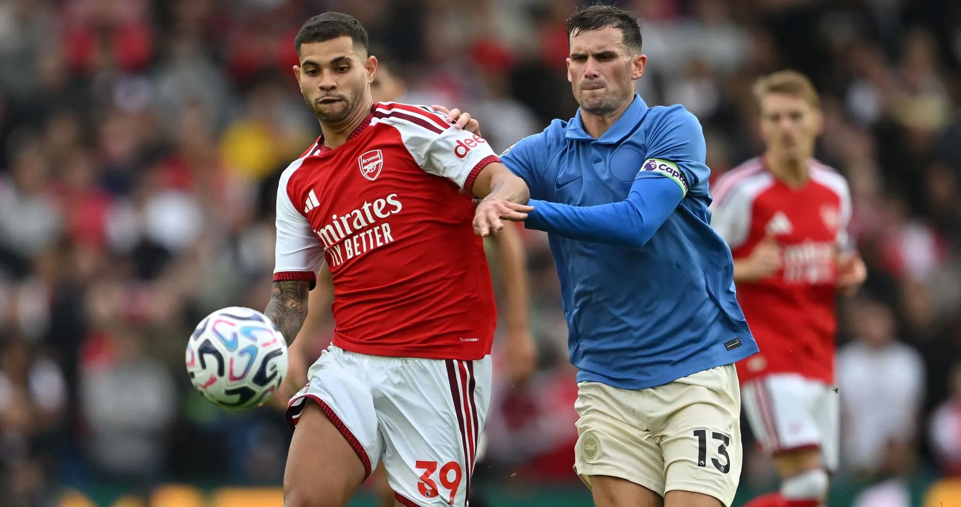 Jugador de Arsenal controlando el balón en partido Jugador de Arsenal controlando el balón en partido