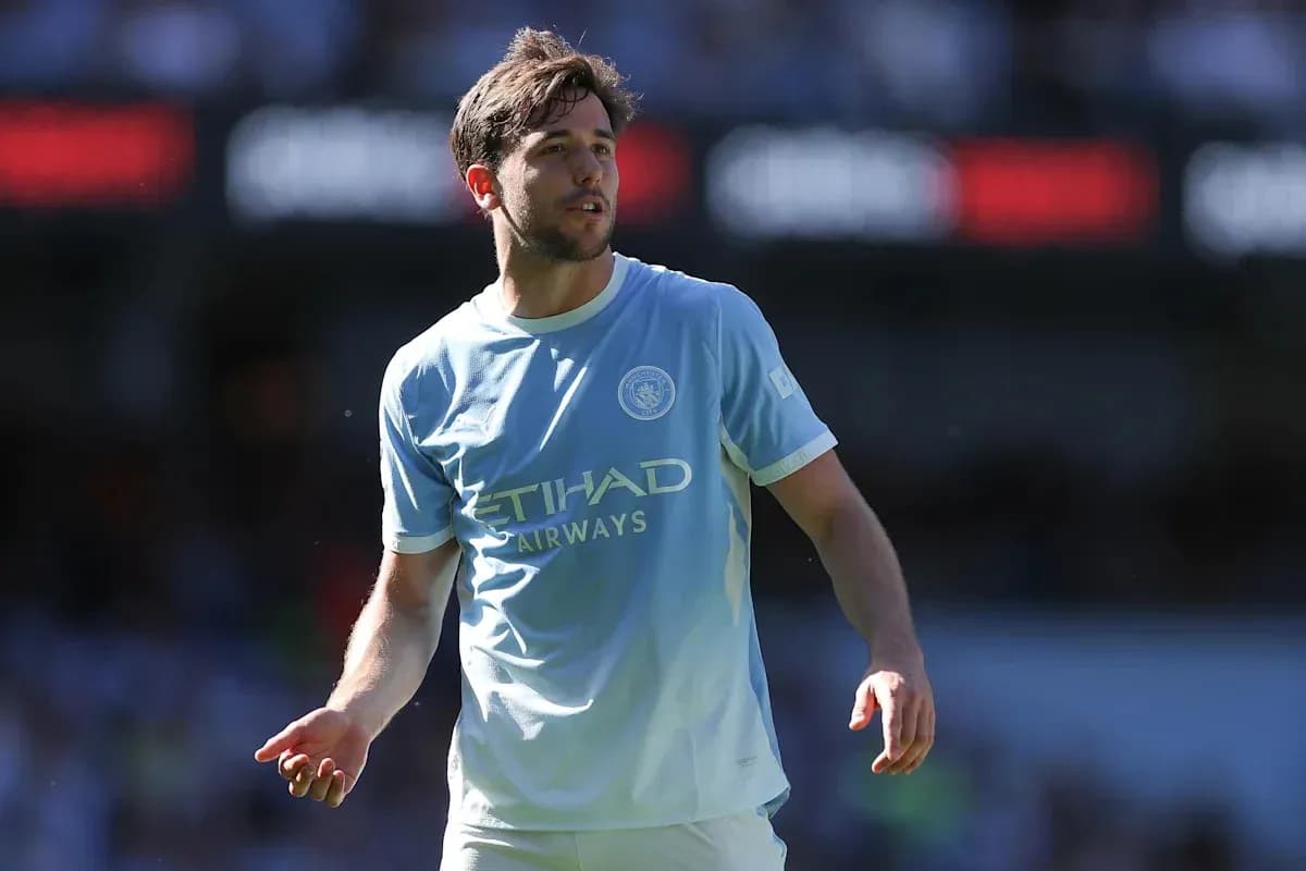Jugador de Manchester City en acción en el campo Jugador de Manchester City en acción en el campo