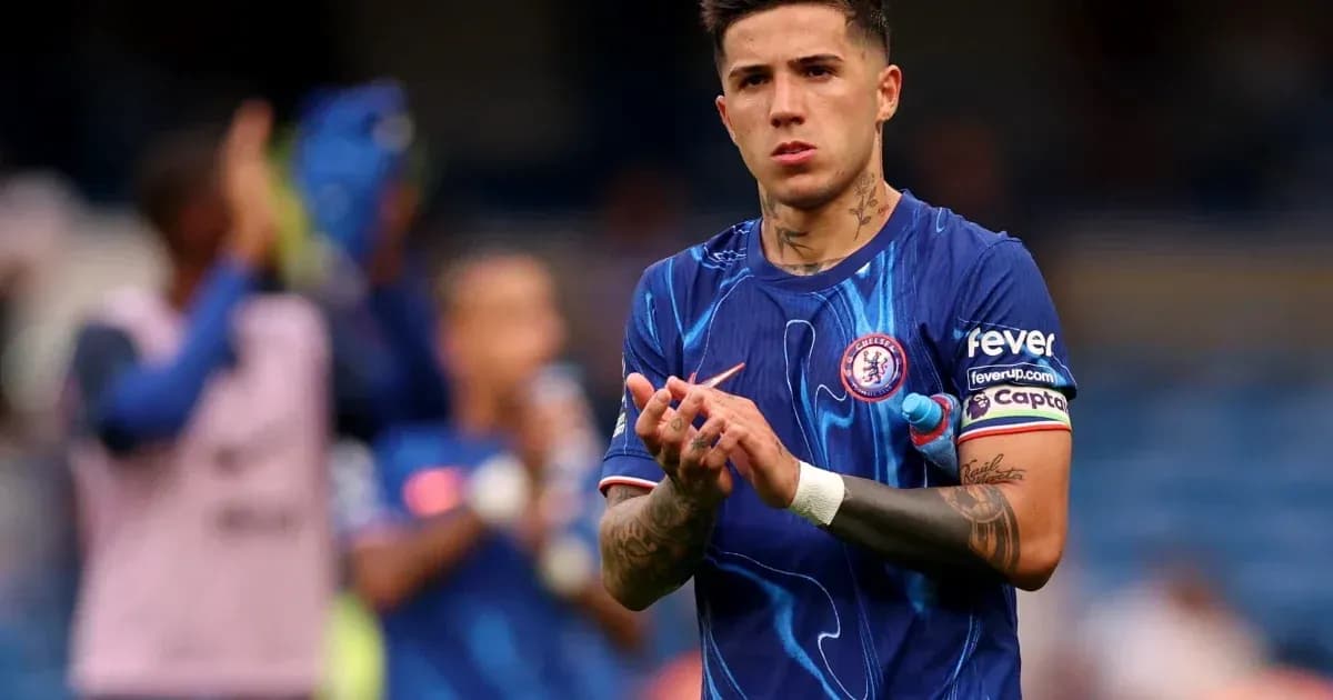 Jugador aplaudiendo con camiseta de Chelsea Jugador aplaudiendo con camiseta de Chelsea