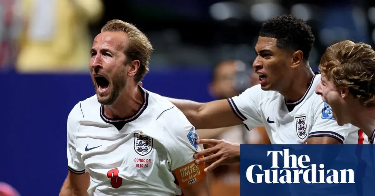Jugador de Inglaterra celebra un gol con compañeros Jugador de Inglaterra celebra un gol con compañeros