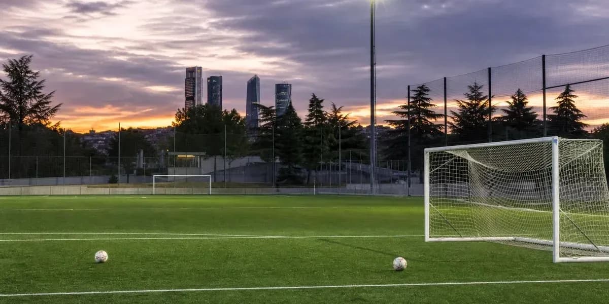 Campo de fútbol con dos balones al atardecer Campo de fútbol con dos balones al atardecer