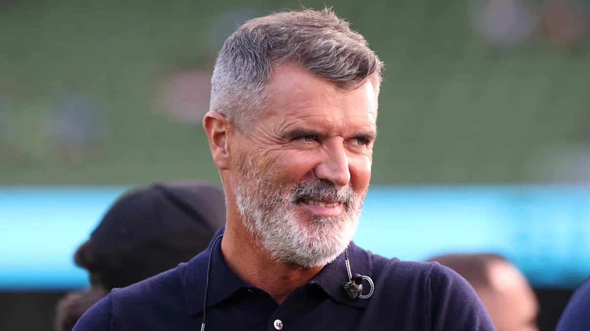 Hombre con barba sonriendo en un evento deportivo Hombre con barba sonriendo en un evento deportivo