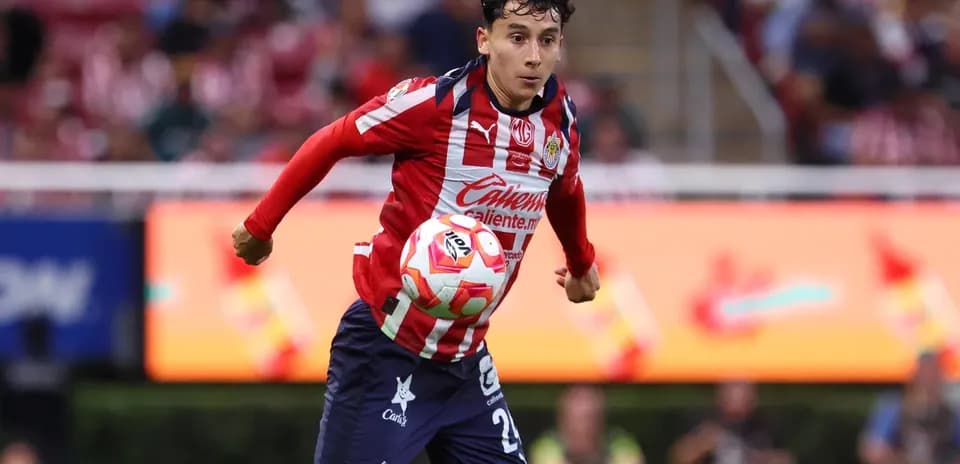 Jugador de Chivas corriendo con el balón Jugador de Chivas corriendo con el balón