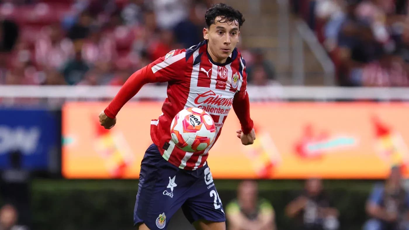 Jugador de Chivas corriendo con el balón Jugador de Chivas corriendo con el balón
