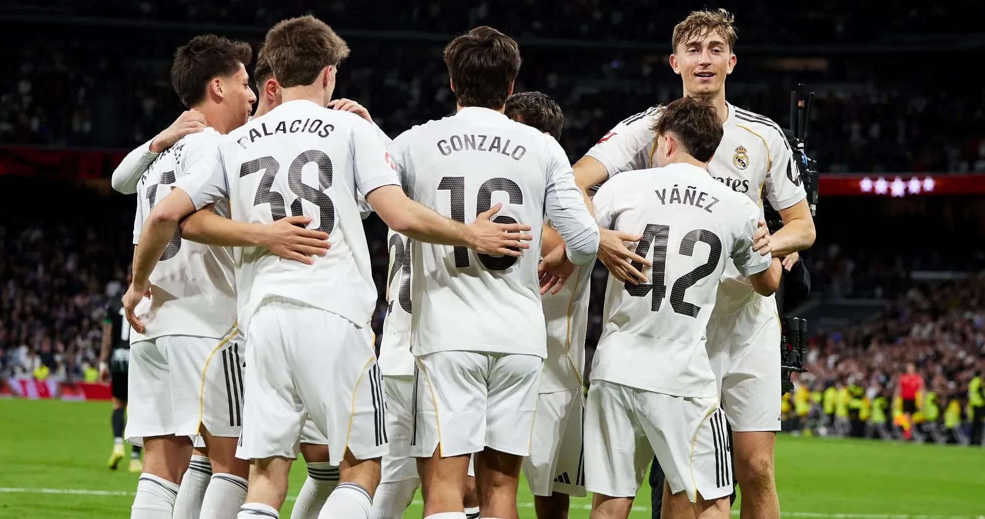 Jugadores de Real Madrid celebrando un gol Jugadores de Real Madrid celebrando un gol