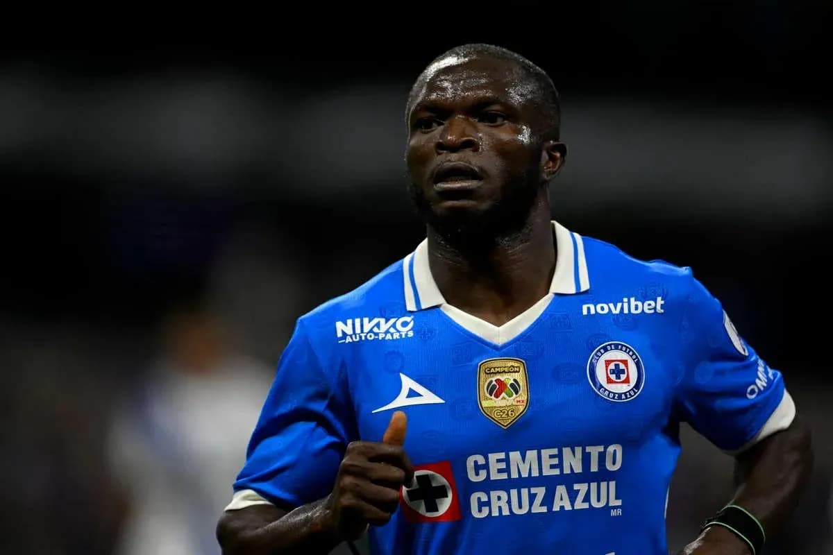 Jugador de Cruz Azul en partido de fútbol Jugador de Cruz Azul en partido de fútbol