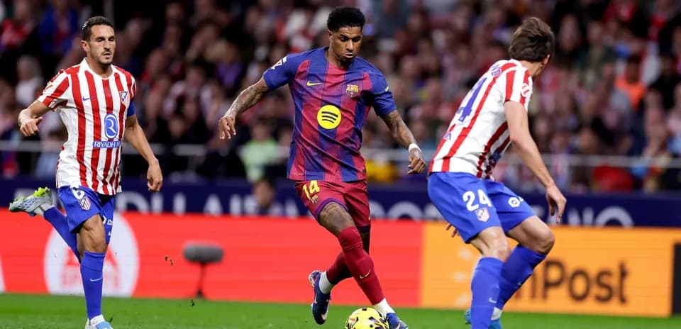 Jugador de Barcelona driblando a defensores de Atlético Jugador de Barcelona driblando a defensores de Atlético