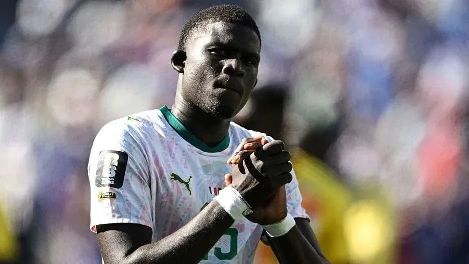 Jugador de fútbol con camiseta de Senegal en el campo Jugador de fútbol con camiseta de Senegal en el campo