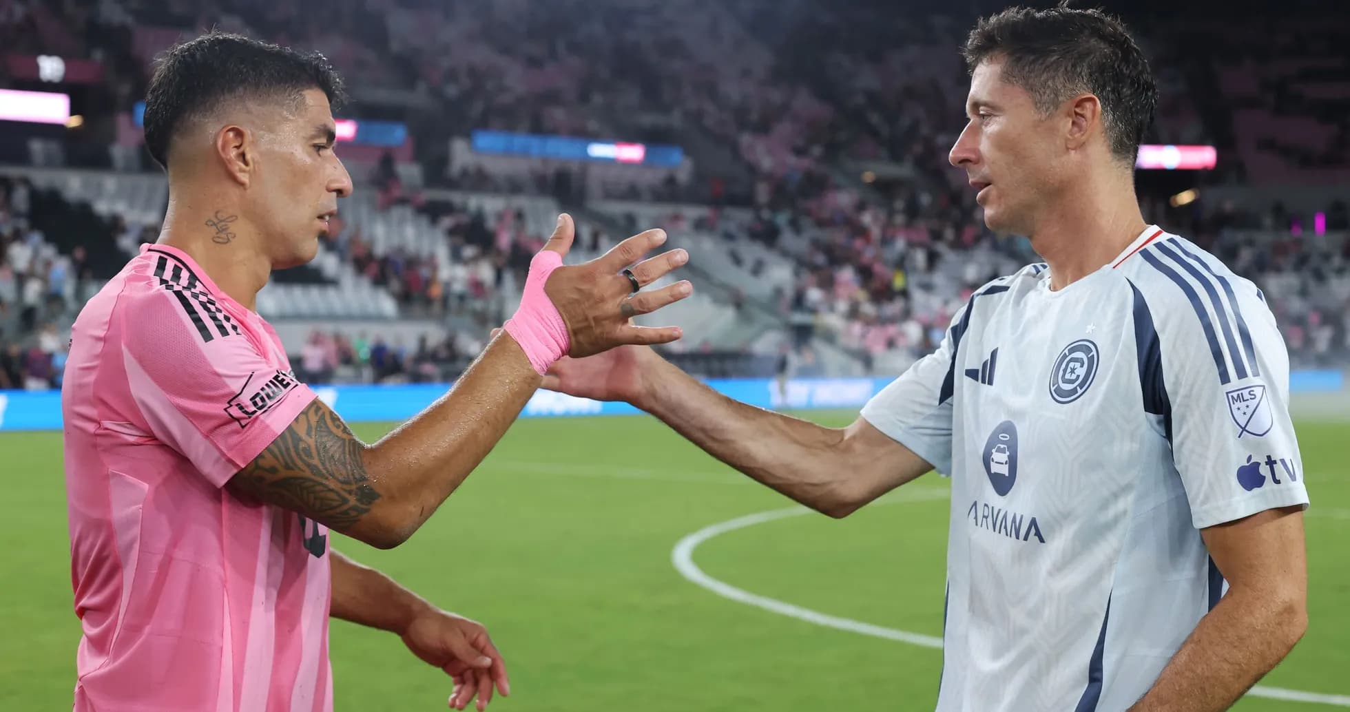 Jugadores saludándose después del partido Jugadores saludándose después del partido