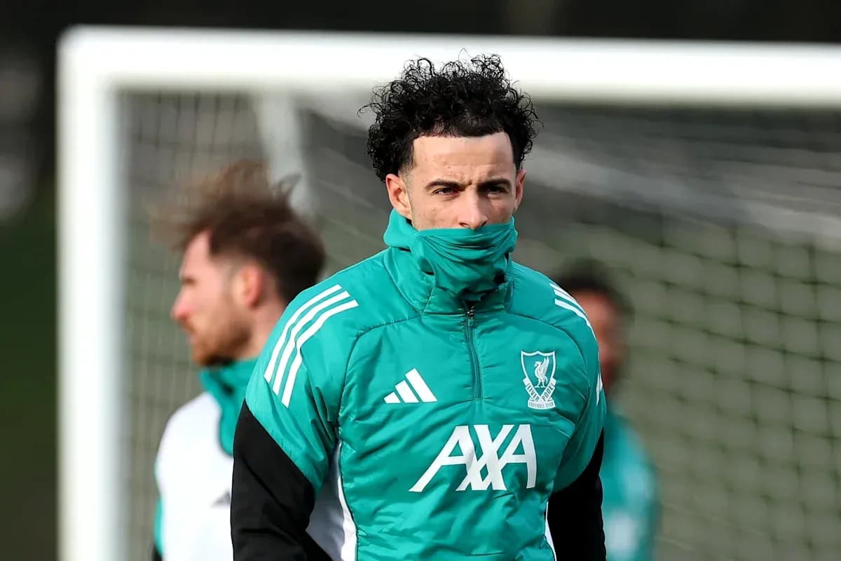 Jugador entrenando con sudadera de Liverpool FC Jugador entrenando con sudadera de Liverpool FC