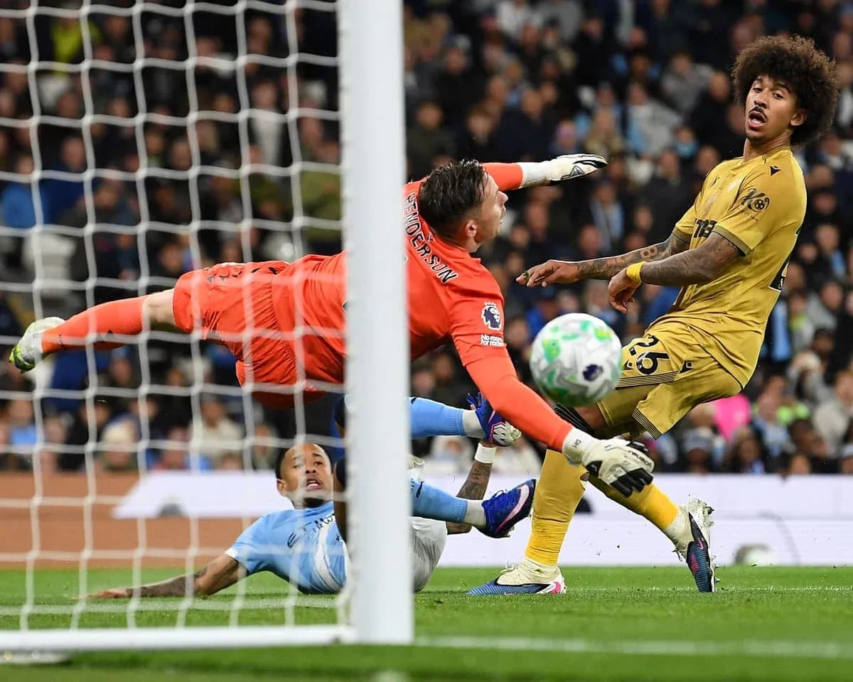 Un jugador de Crystal Palace dispara a portería Un jugador de Crystal Palace dispara a portería