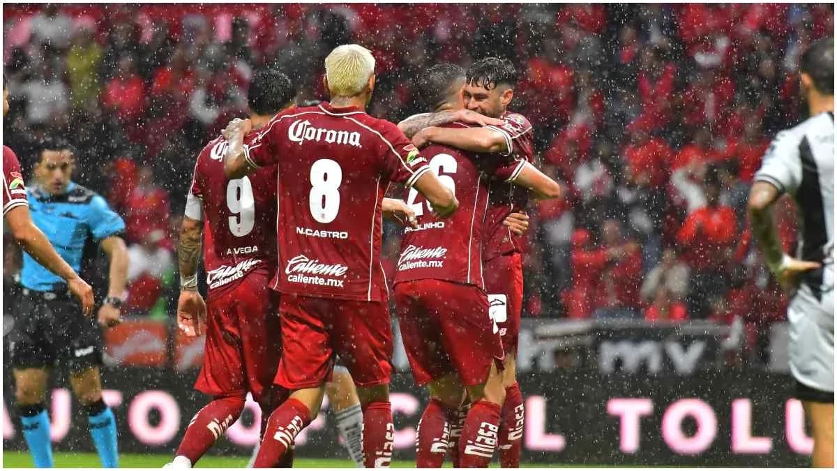 Jugadores de Toluca celebrando un gol en el partido Jugadores de Toluca celebrando un gol en el partido