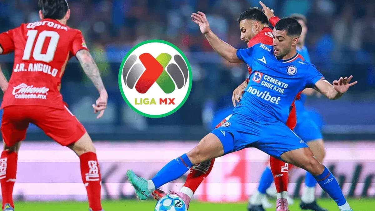 Cruz Azul y Toluca compiten por el balón Cruz Azul y Toluca compiten por el balón