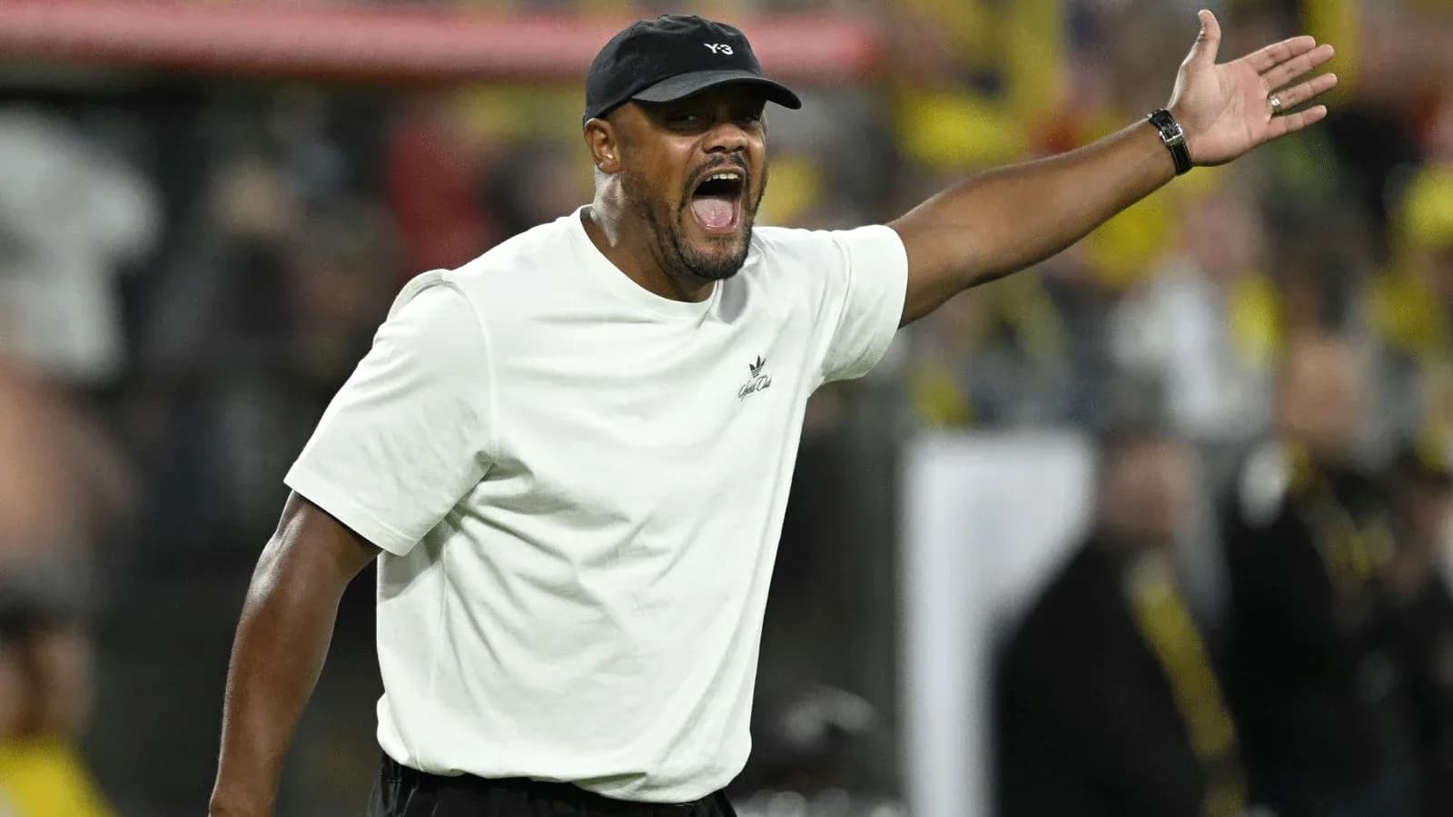 Entrenador dirigiendo a su equipo durante el partido Entrenador dirigiendo a su equipo durante el partido