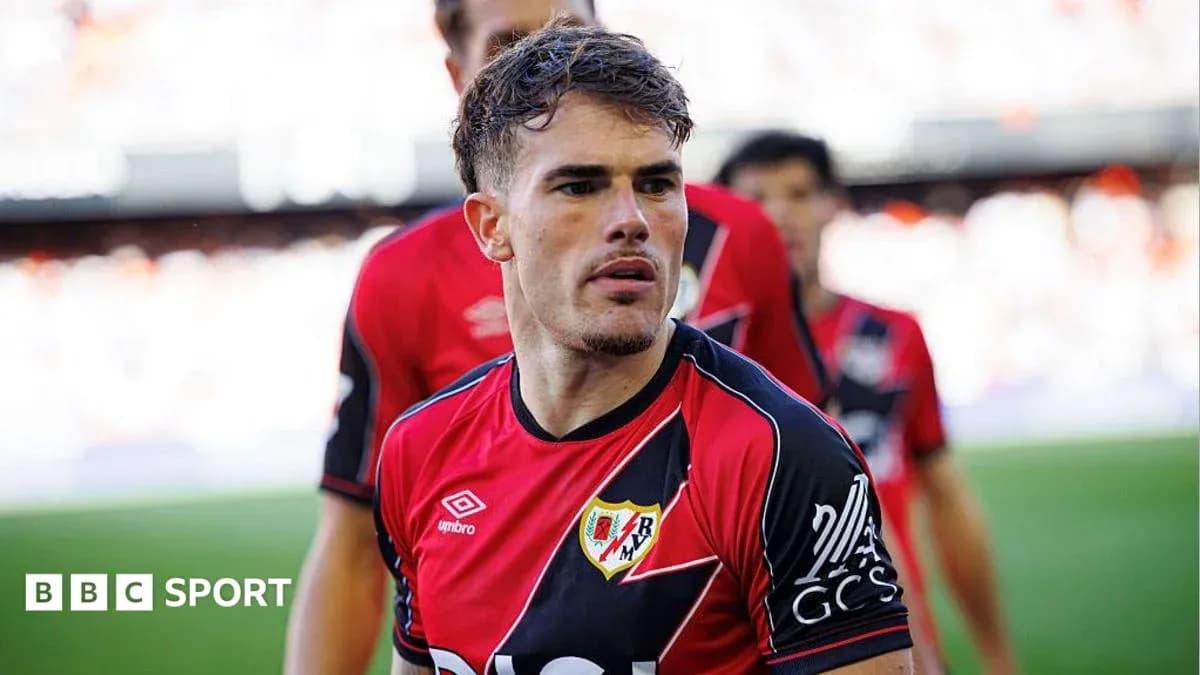 Jugador de Rayo Vallecano en el campo durante el partido Jugador de Rayo Vallecano en el campo durante el partido