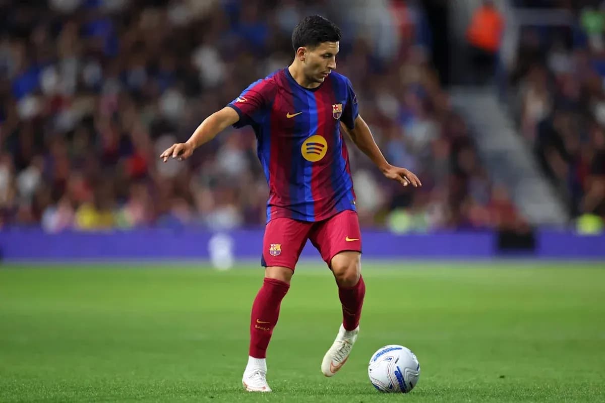 Jugador de Barcelona controlando el balón en el campo Jugador de Barcelona controlando el balón en el campo