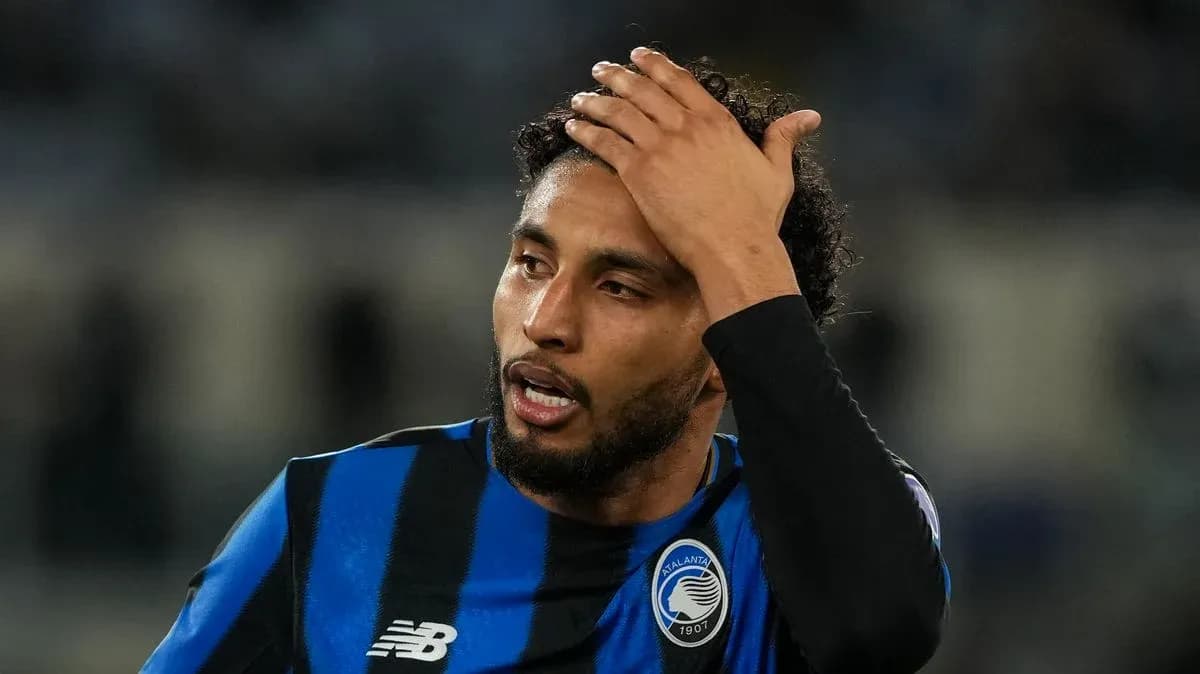 Jugador de Atalanta mostrando frustración durante el partido Jugador de Atalanta mostrando frustración durante el partido