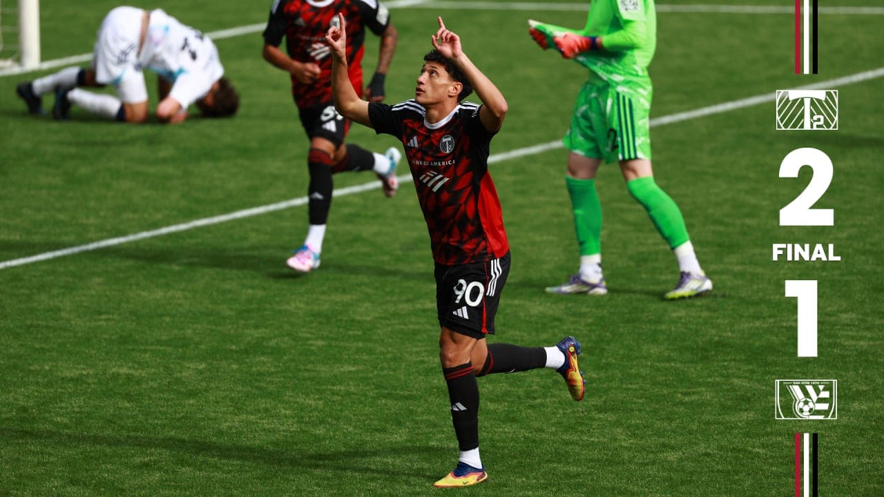 Jugador celebra un gol durante el partido Jugador celebra un gol durante el partido