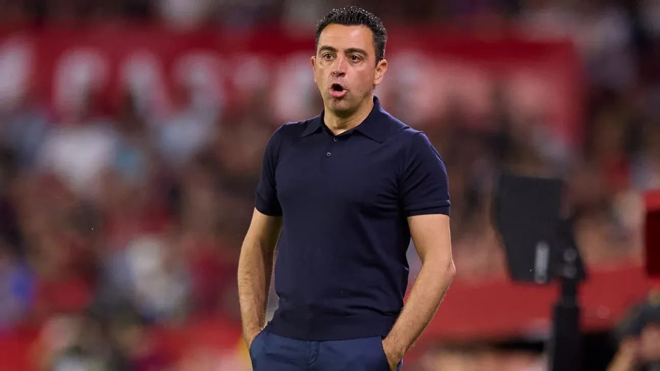 Entrenador dirigiendo al equipo desde la línea de banda Entrenador dirigiendo al equipo desde la línea de banda