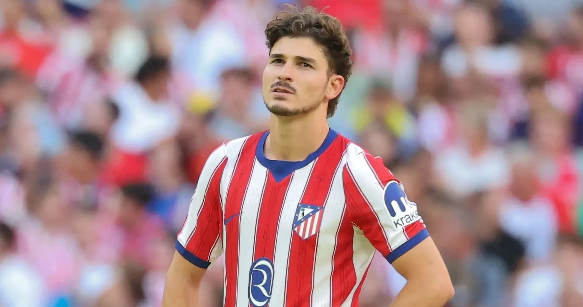 Jugador del Atlético de Madrid en el campo Jugador del Atlético de Madrid en el campo