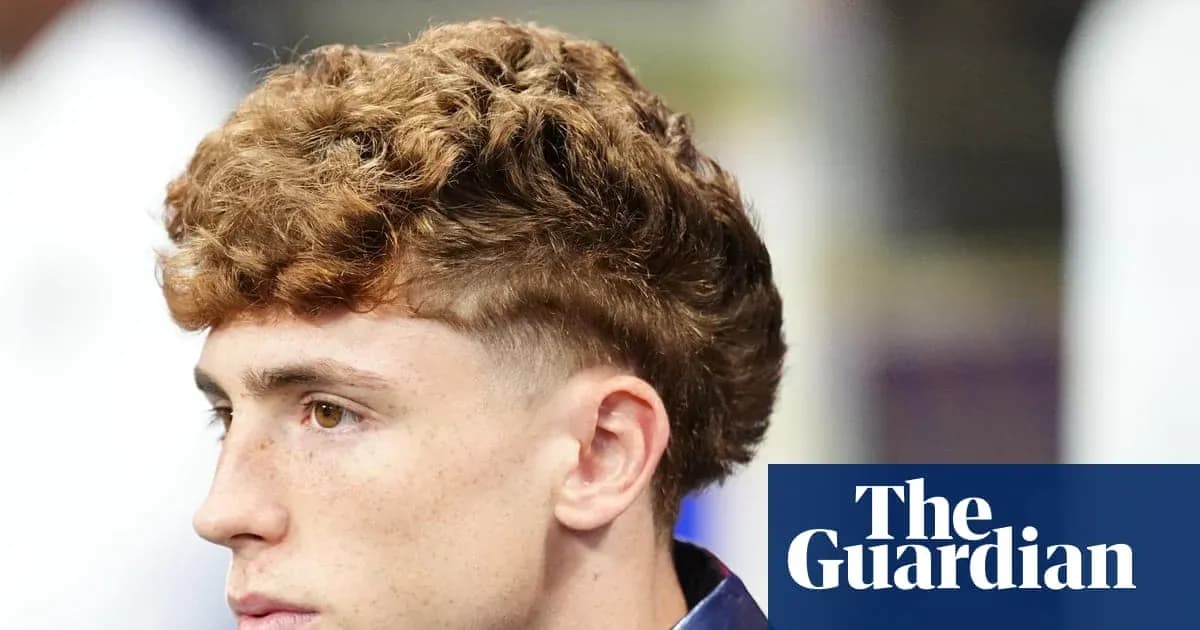 Joven con cabello rizado y corto en los lados Joven con cabello rizado y corto en los lados
