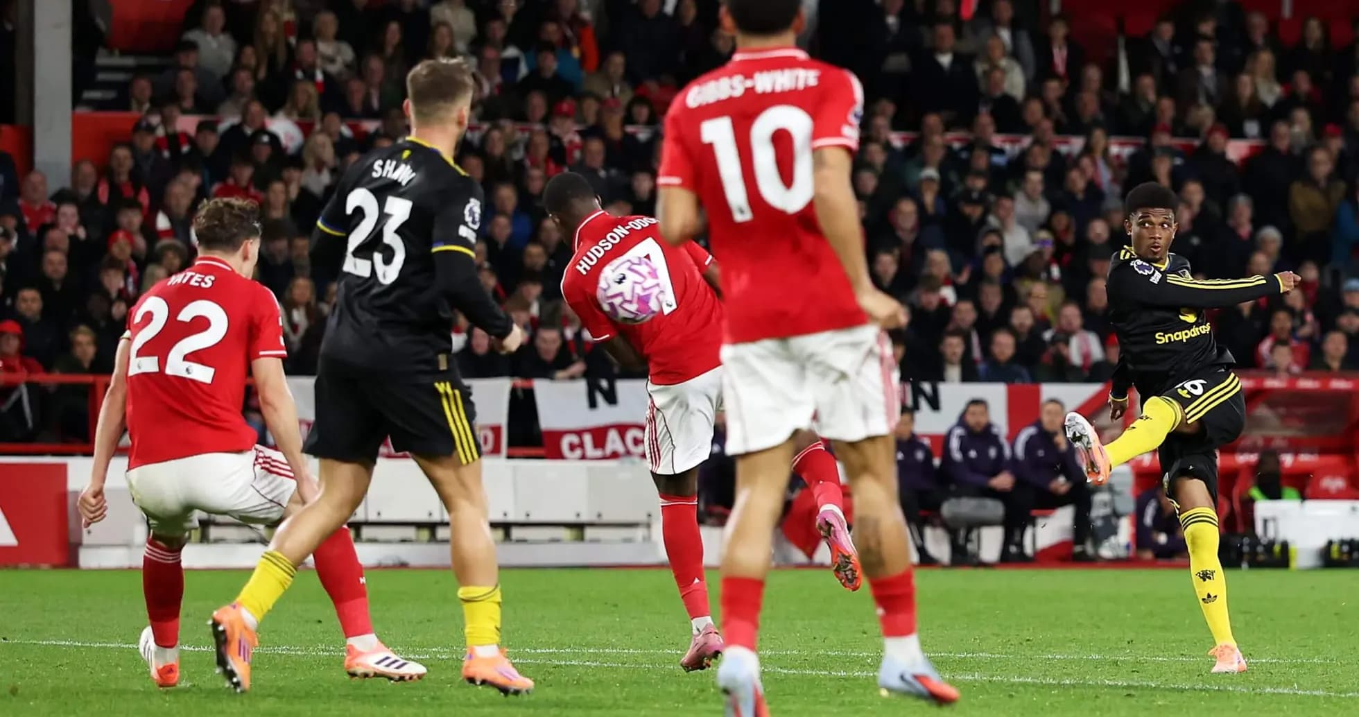Jugador de Nottingham Forest dispara a puerta Jugador de Nottingham Forest dispara a puerta