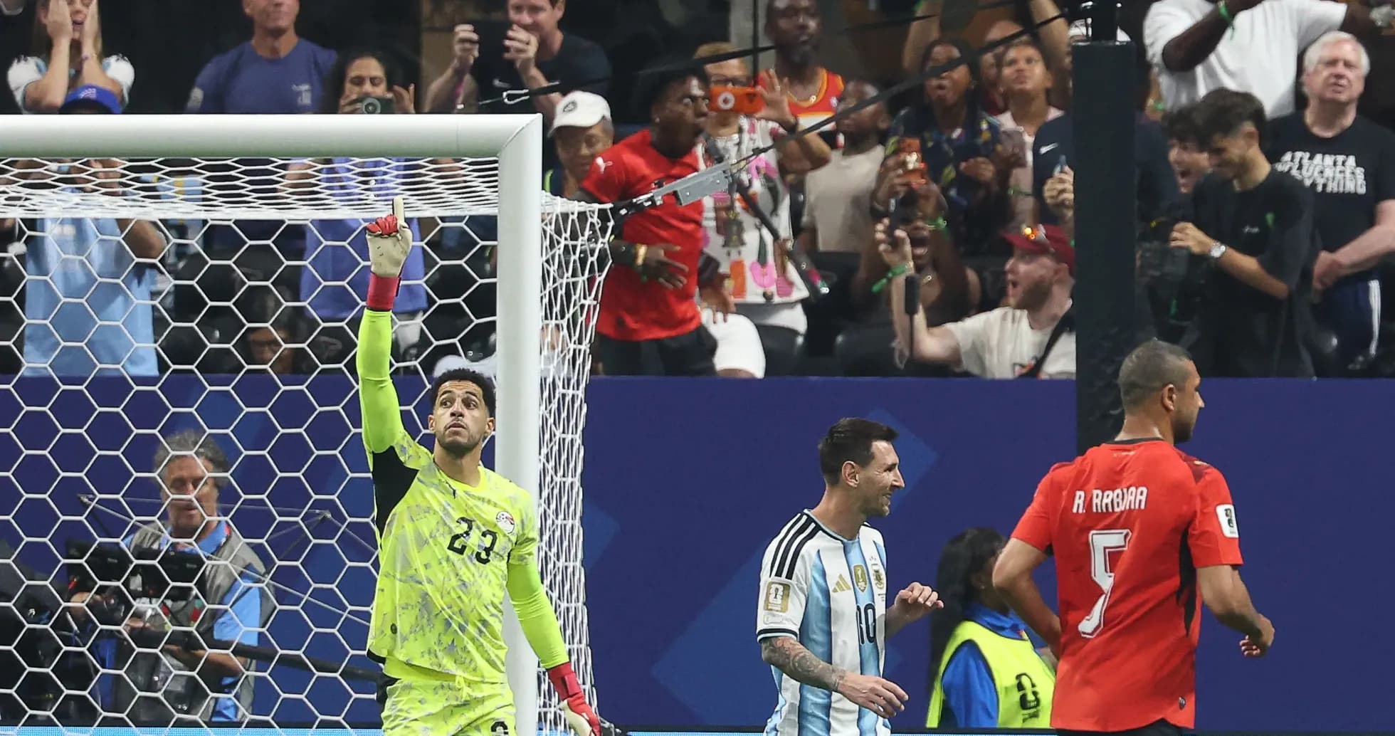 Portero levantando la mano, Messi sonriendo en el campo Portero levantando la mano, Messi sonriendo en el campo