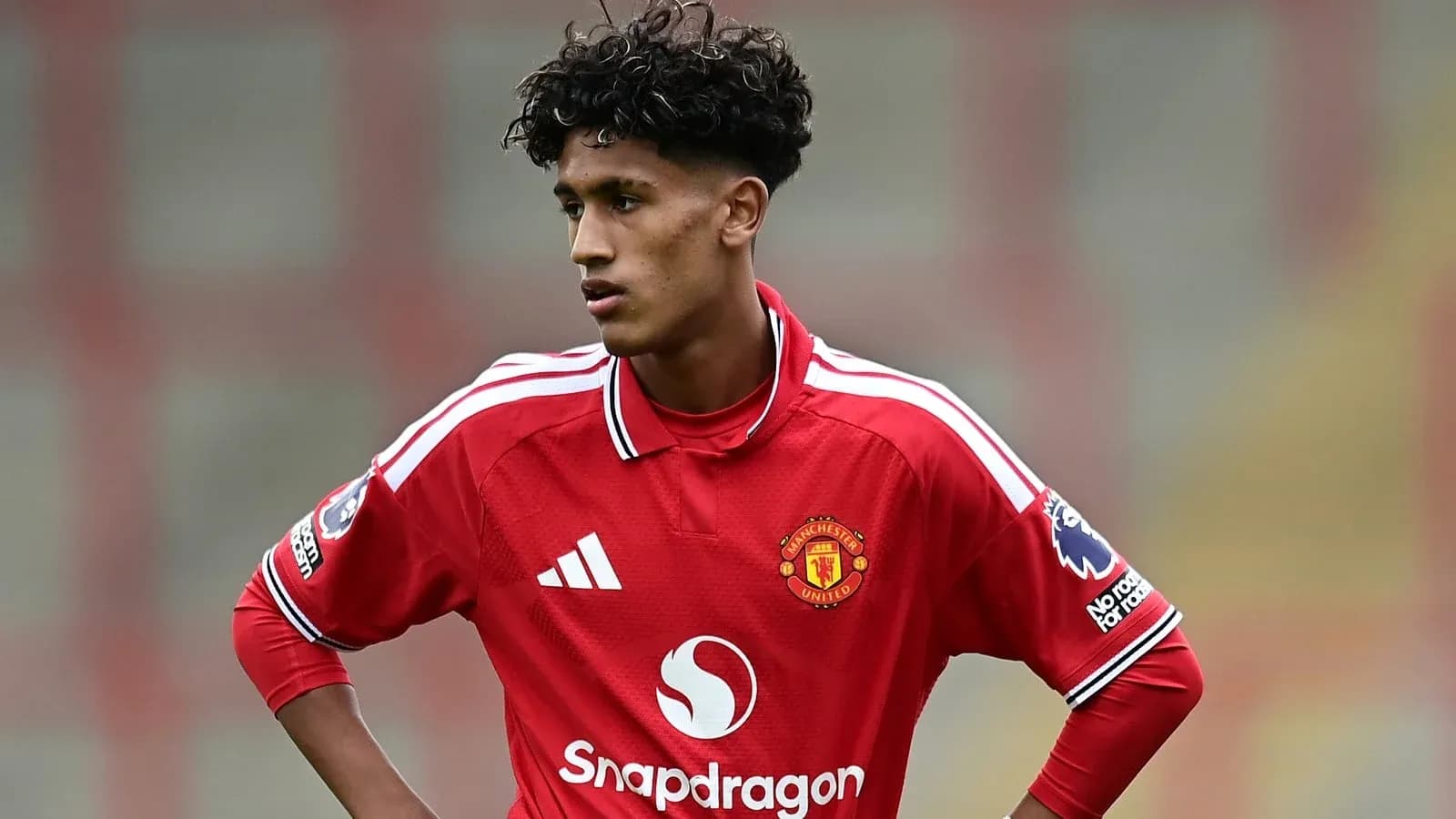 Jugador de Manchester United en uniforme rojo durante partido Jugador de Manchester United en uniforme rojo durante partido