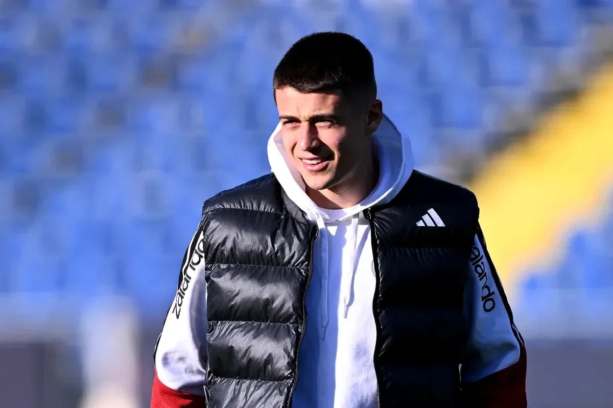 Jugador con chaleco en el campo de entrenamiento Jugador con chaleco en el campo de entrenamiento