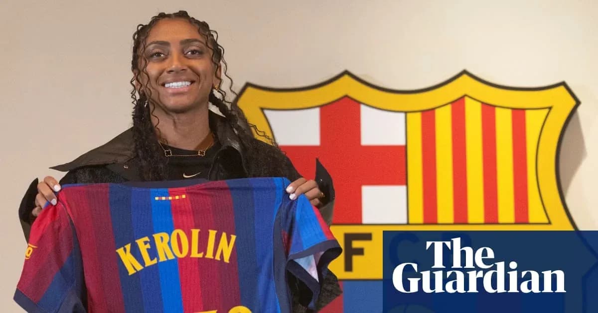 Jugadora sosteniendo camiseta de FC Barcelona con su nombre Jugadora sosteniendo camiseta de FC Barcelona con su nombre