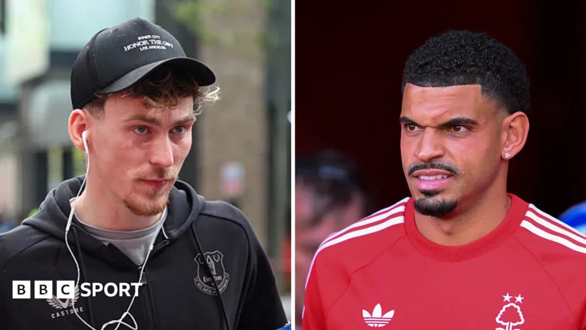 Dos jugadores en diferentes atuendos de fútbol Dos jugadores en diferentes atuendos de fútbol