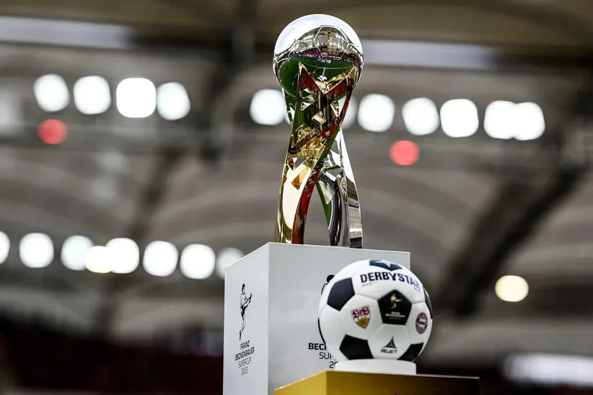 Trofeo Franz Beckenbauer y balón de fútbol Trofeo Franz Beckenbauer y balón de fútbol