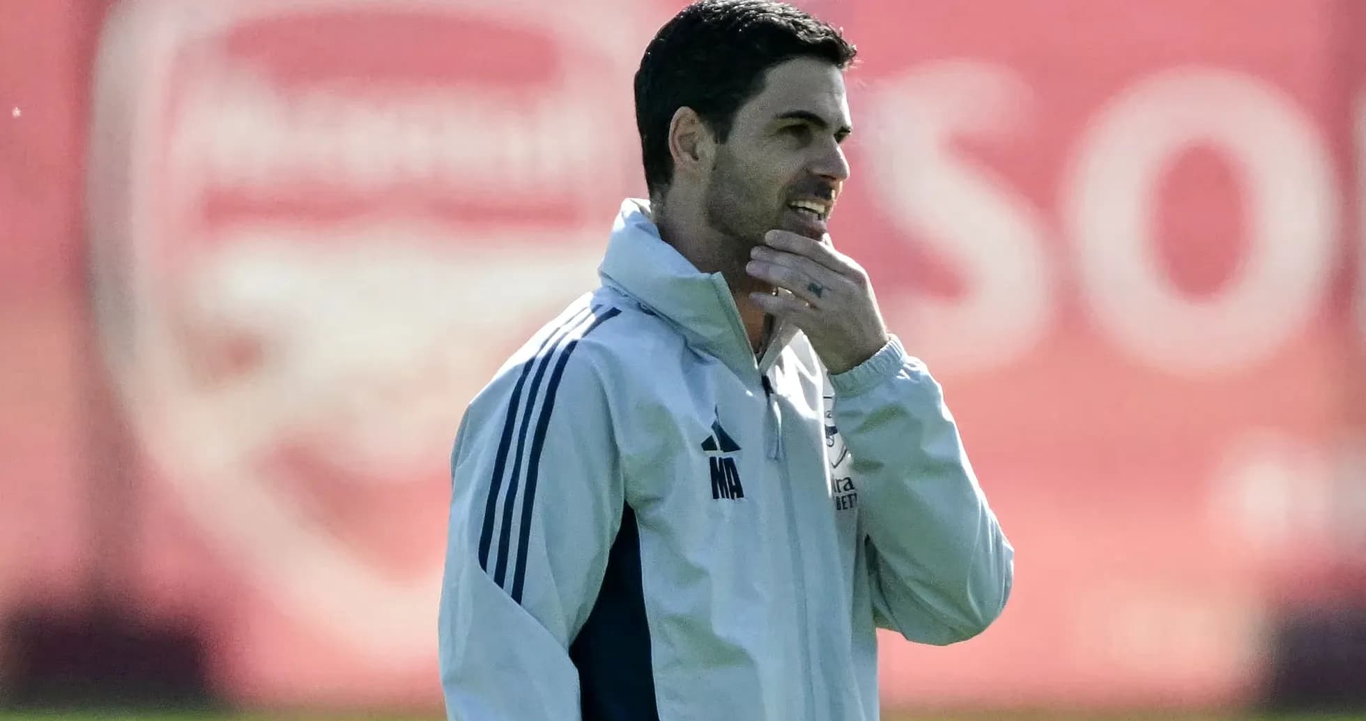 Entrenador observando durante la sesión de entrenamiento Entrenador observando durante la sesión de entrenamiento