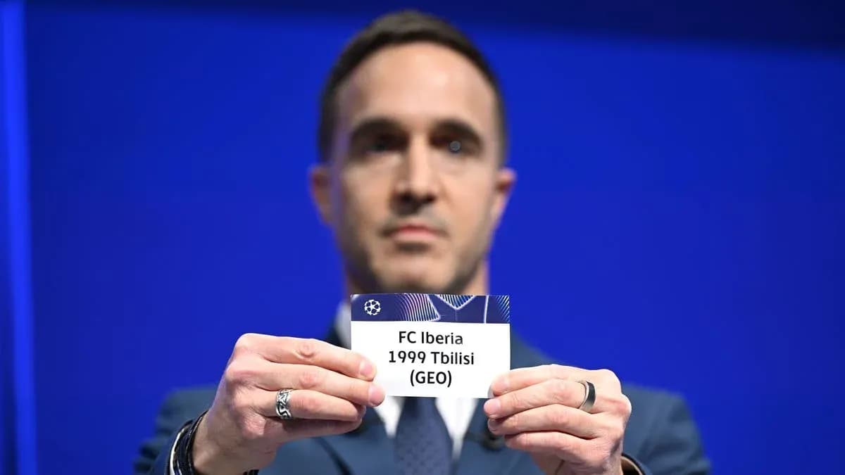 Hombre mostrando tarjeta de FC Iberia 1999 Tbilisi Hombre mostrando tarjeta de FC Iberia 1999 Tbilisi