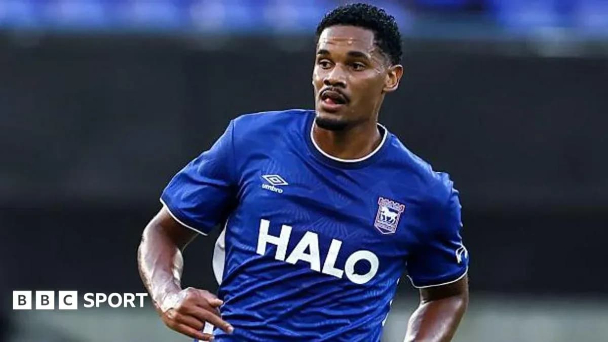 Jugador de Ipswich Town corriendo durante un partido Jugador de Ipswich Town corriendo durante un partido