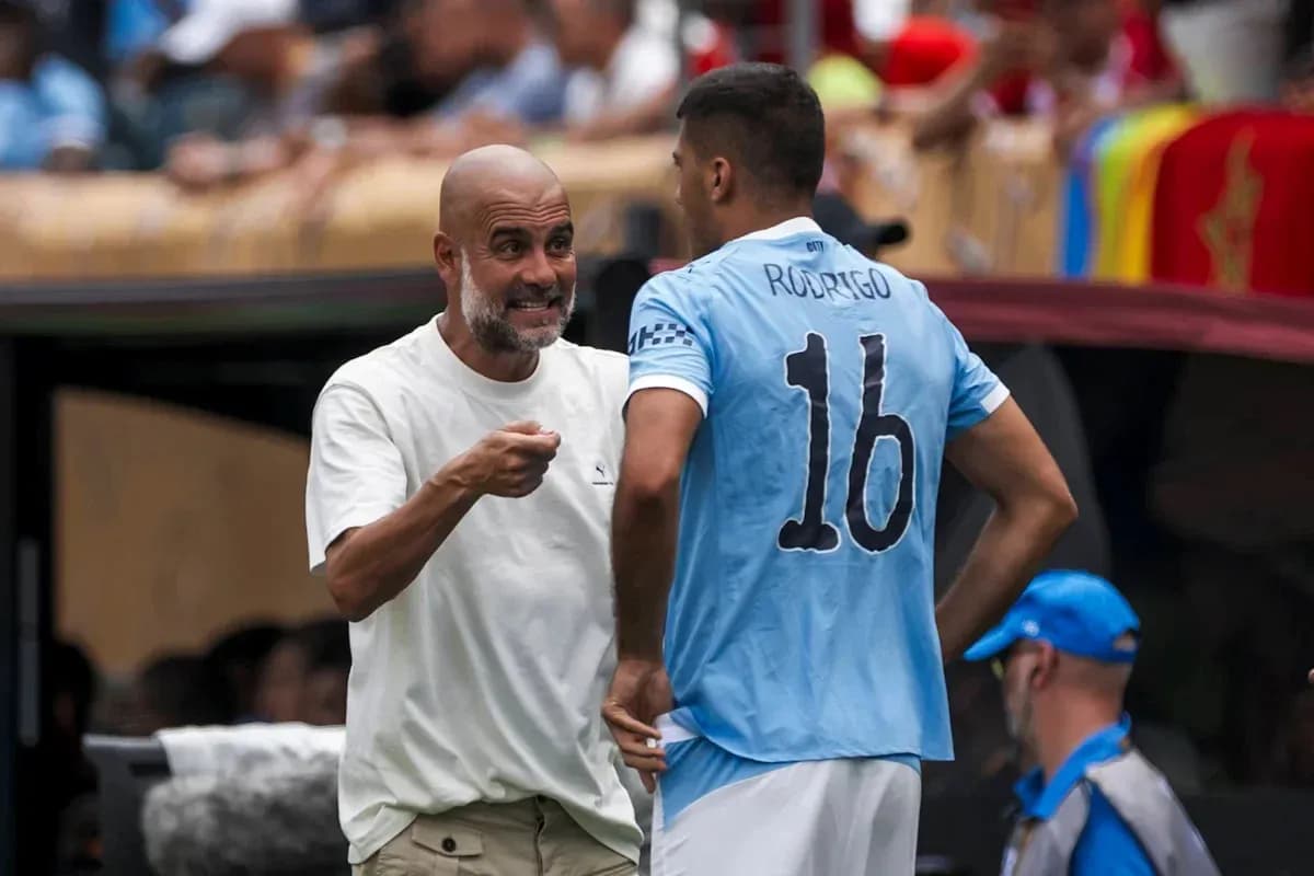 Entrenador hablando con Rodrigo durante el partido Entrenador hablando con Rodrigo durante el partido