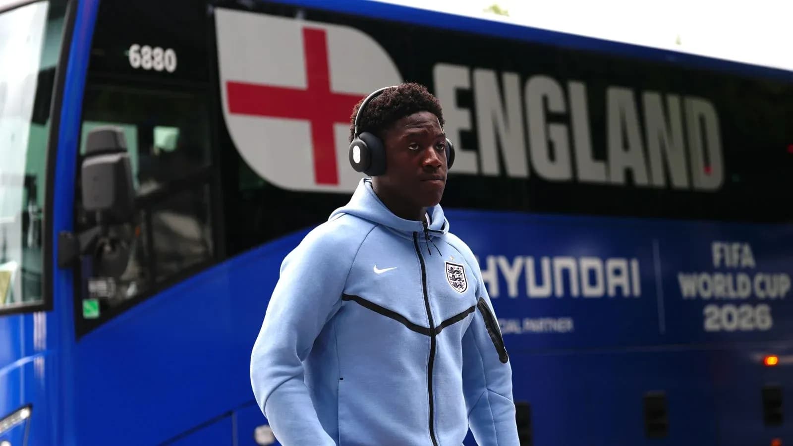 Jugador caminando hacia autobús de Inglaterra Jugador caminando hacia autobús de Inglaterra