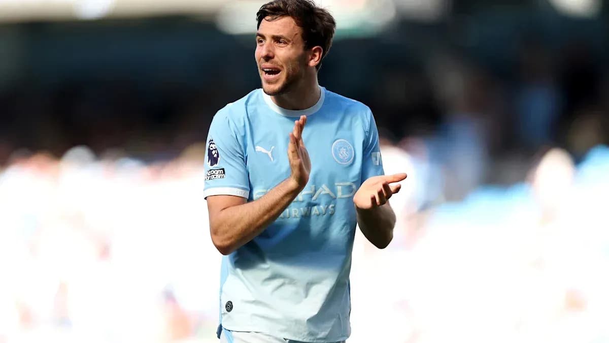 Jugador aplaudiendo durante un partido de fútbol Jugador aplaudiendo durante un partido de fútbol