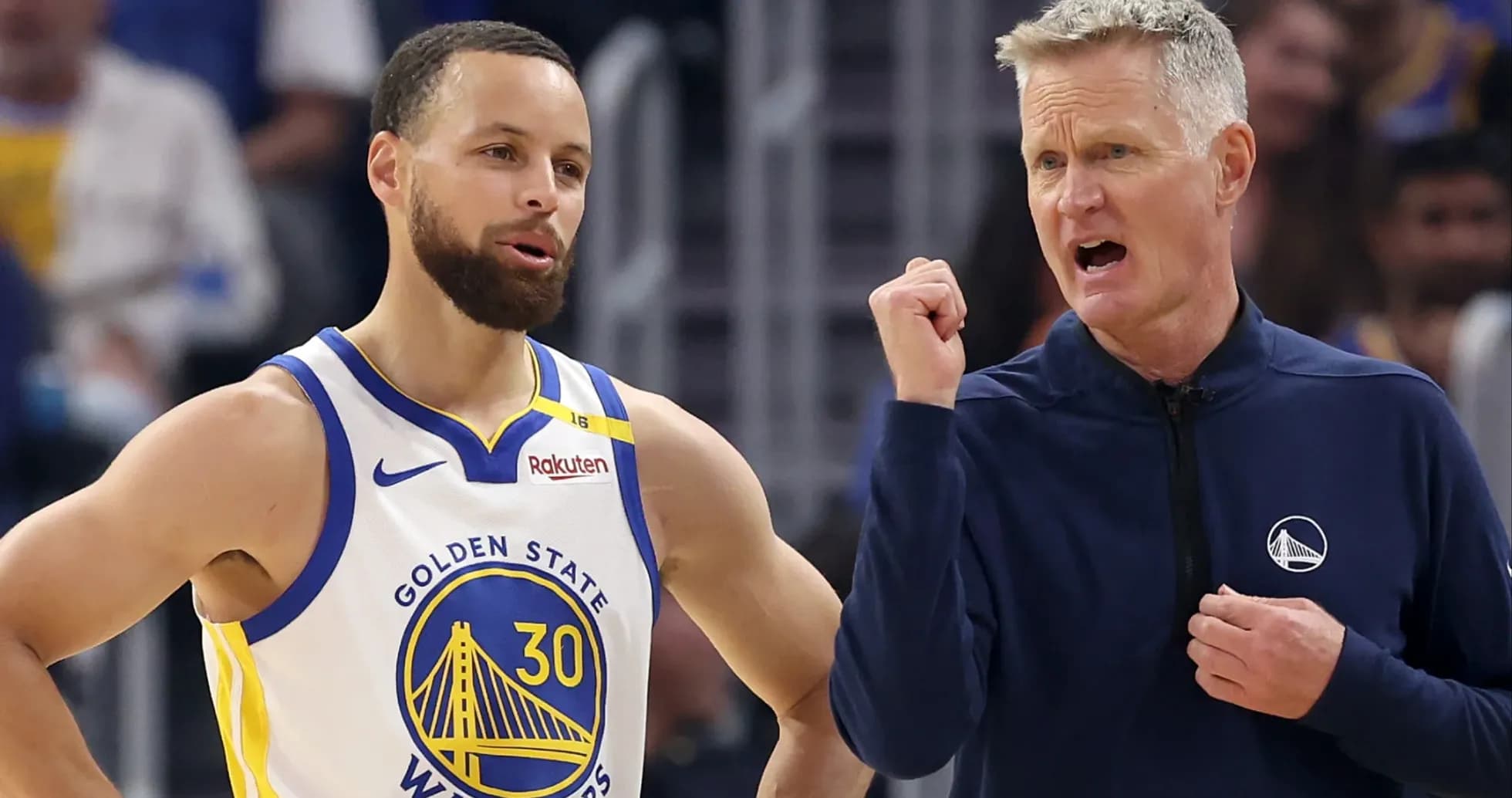 Stephen Curry conversando con el entrenador Steve Kerr Stephen Curry conversando con el entrenador Steve Kerr