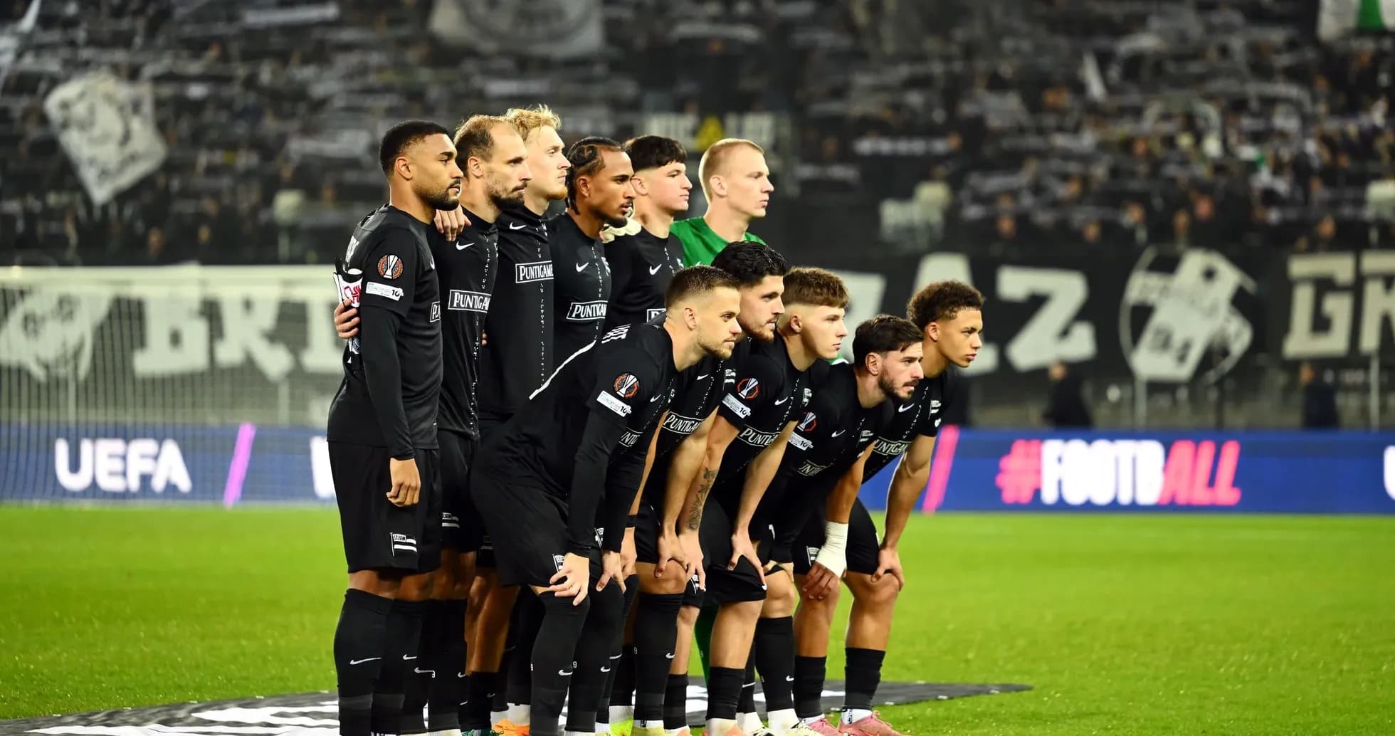 Equipo de Sturm Graz en la alineación previa al partido Equipo de Sturm Graz en la alineación previa al partido