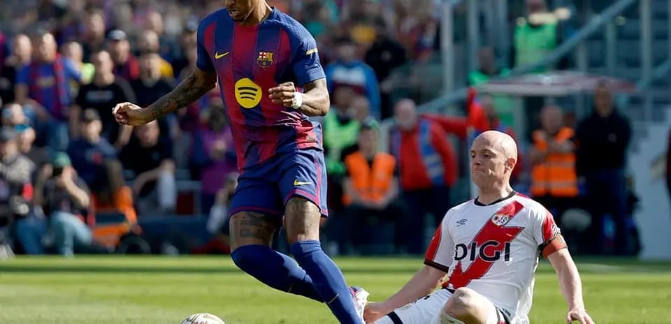 Jugador de Barcelona driblando a rival de Rayo Vallecano Jugador de Barcelona driblando a rival de Rayo Vallecano