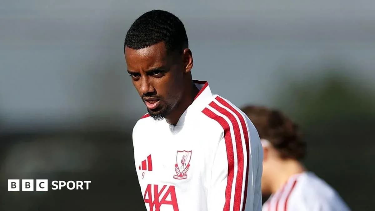 Jugador en entrenamiento con camiseta blanca y roja Jugador en entrenamiento con camiseta blanca y roja