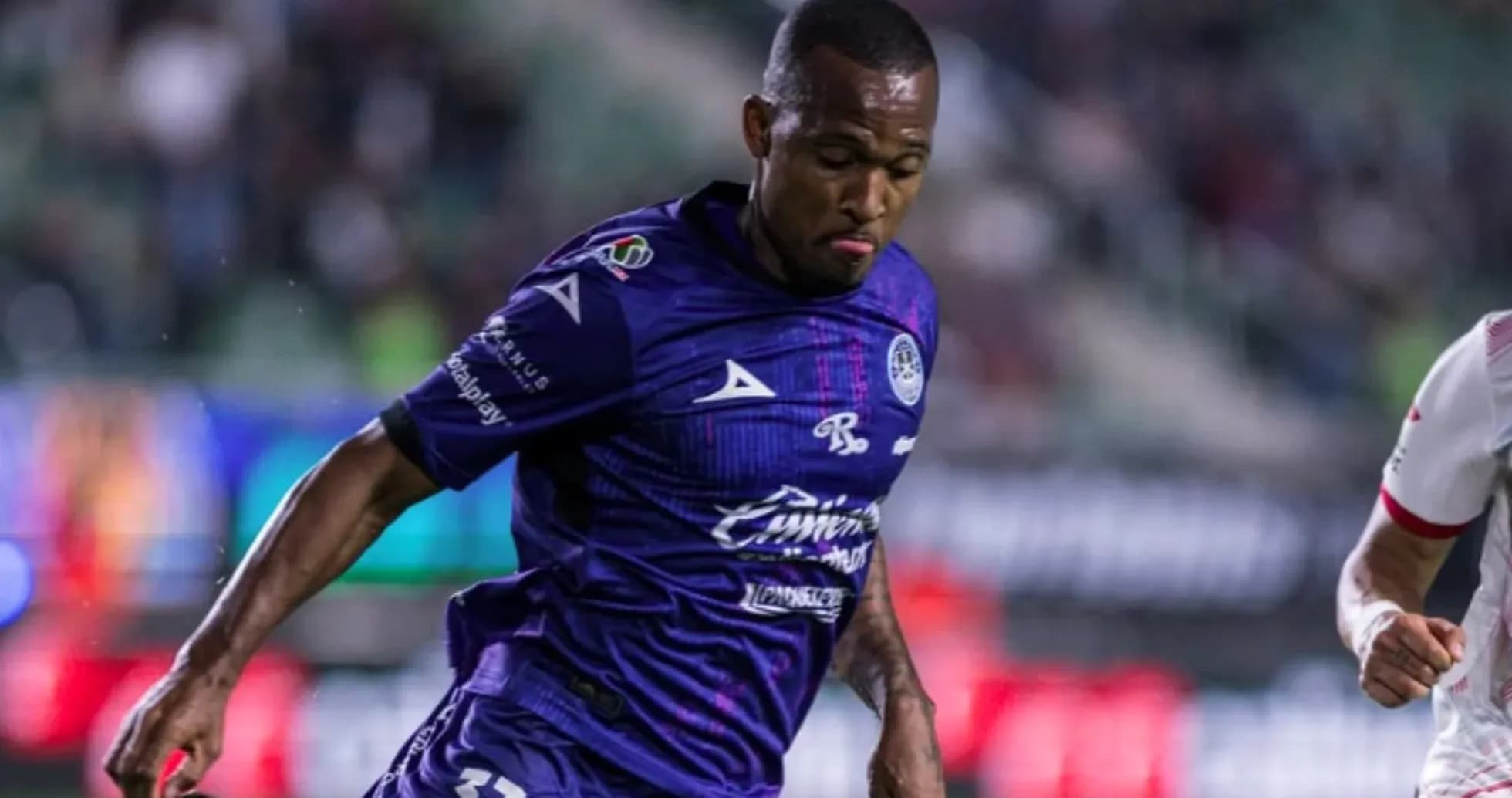 Jugador de Mazatlán en acción durante el partido Jugador de Mazatlán en acción durante el partido