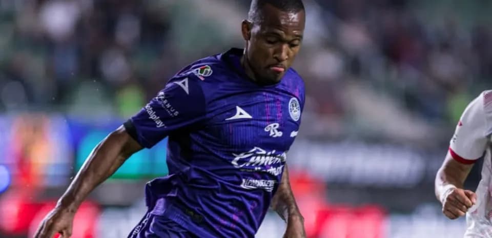 Jugador de Mazatlán en acción durante el partido Jugador de Mazatlán en acción durante el partido